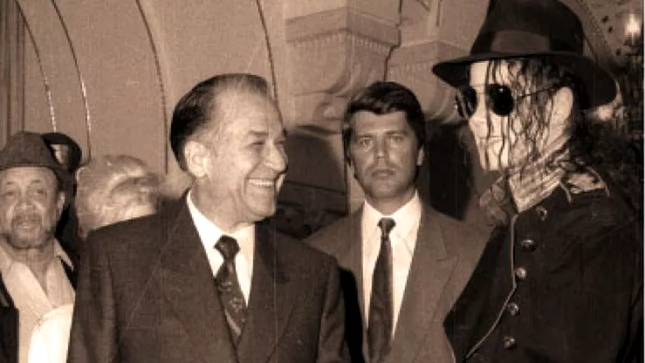 Președintele Ion Iliescu, tot un zâmbet la celebra întâlnire cu Michael Jackson din 1992. Sursa foto: adevarul.ro