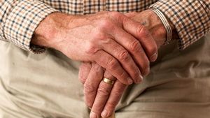 Un pensionar de 86 de ani a fost escrocat de o femeie, dar acum o vizitează la pușcărie. S-a îndrăgostit și a uitat că l-a lăsat fără 35.000 de euro