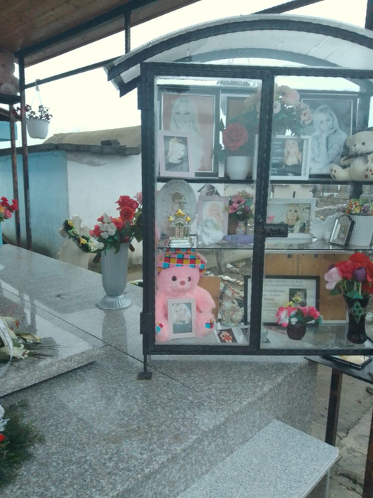 Mama Denisei Răducu, la mormântul fiicei sale. Imaginile durerii în ziua în care artista ar fi împlinit 32 de ani