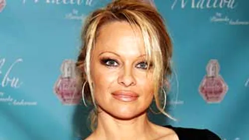 Pamela Anderson a lansat propriul parfum, numit Malibu