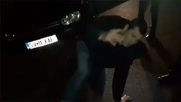 Caz incredibil în judeţul Suceava. Un şofer beat mort, ajuns cu maşina în şanţ, a căzut în faţa poliţiştilor
