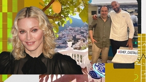 Drumul secret al vedetelor pentru a ciocni un pahar cu Madonna! Românul invitat, an de an, în stațiunea unde starleta a dat party de ziua ei rupe tăcerea!