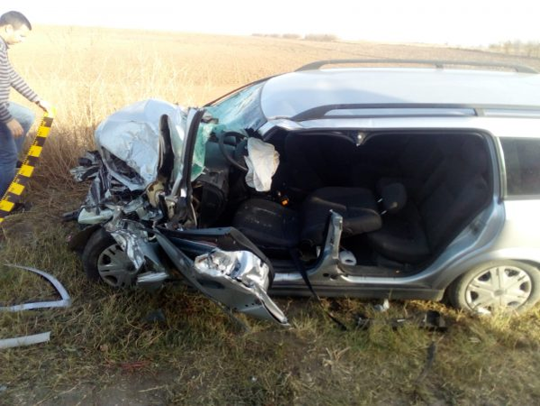 Accident groaznic în Olt! O șoferiță a intrat cu mașina într-un camion! Un bărbat a murit, iar femeia este în stare gravă