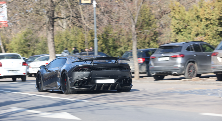 Zed și amicul lui pleacă de la restaurant, cu Lamborghini-ul de 300.000 de euro (Foto: CANCAN.RO)