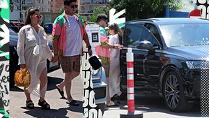 Gabi Oprea jr. a făcut spectacol la mare cu accesoriile de zeci de mii de euro!