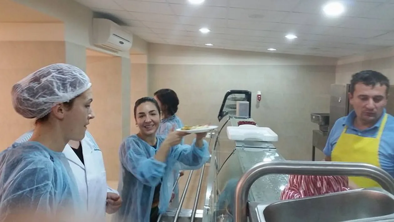 Ce surpriza! N-ai sa crezi cine le gateste batranilor din Bucuresti o masa calda!