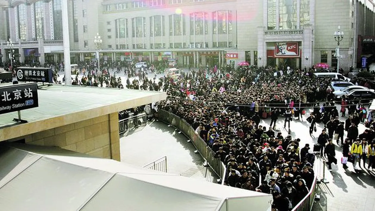 Stau cu orele la coada ca sa intre la metrou