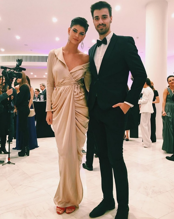 Andreea Marin şi Laura Giurcanu au îmbrăcat acelaşi model de rochie