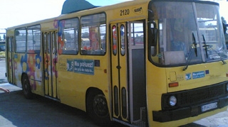 VIDEO 40 de persoane au fost ranite, alte patru au murit dupã ce un autobuz a cãzut de pe un dig