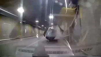 Imagini cu accidentul din Pasajul Unirii din București s-au viralizat. Ce greșeală majoră a comis șoferul care s-a „urcat” cu mașina pe perete