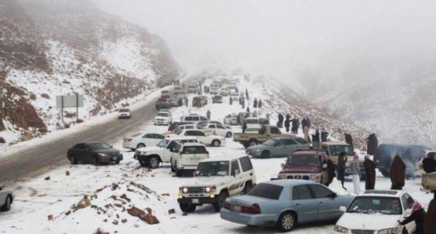 Fenomen bizar în Arabia Saudită! Deşertul a fost acoperit de zăpadă, deşi temperaturile din zonă nu scad, în mod normal, sub 20 de grade Celsius!