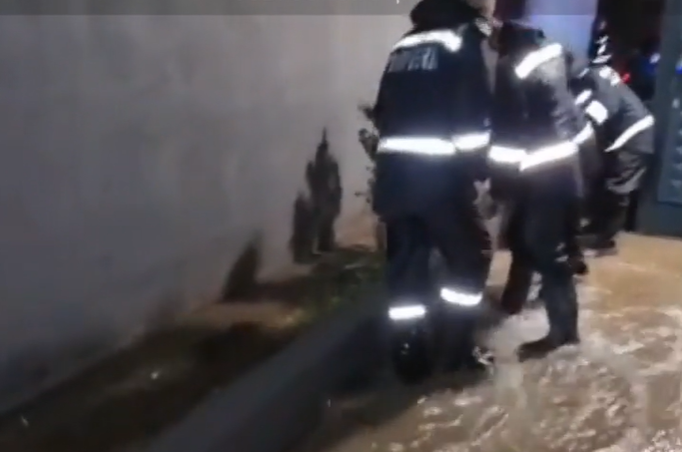 Imaginile devastatoare ale ciclonului Barbara! A făcut prăpăd în România: șosele transformate în lacuri, zeci de copaci căzuți
