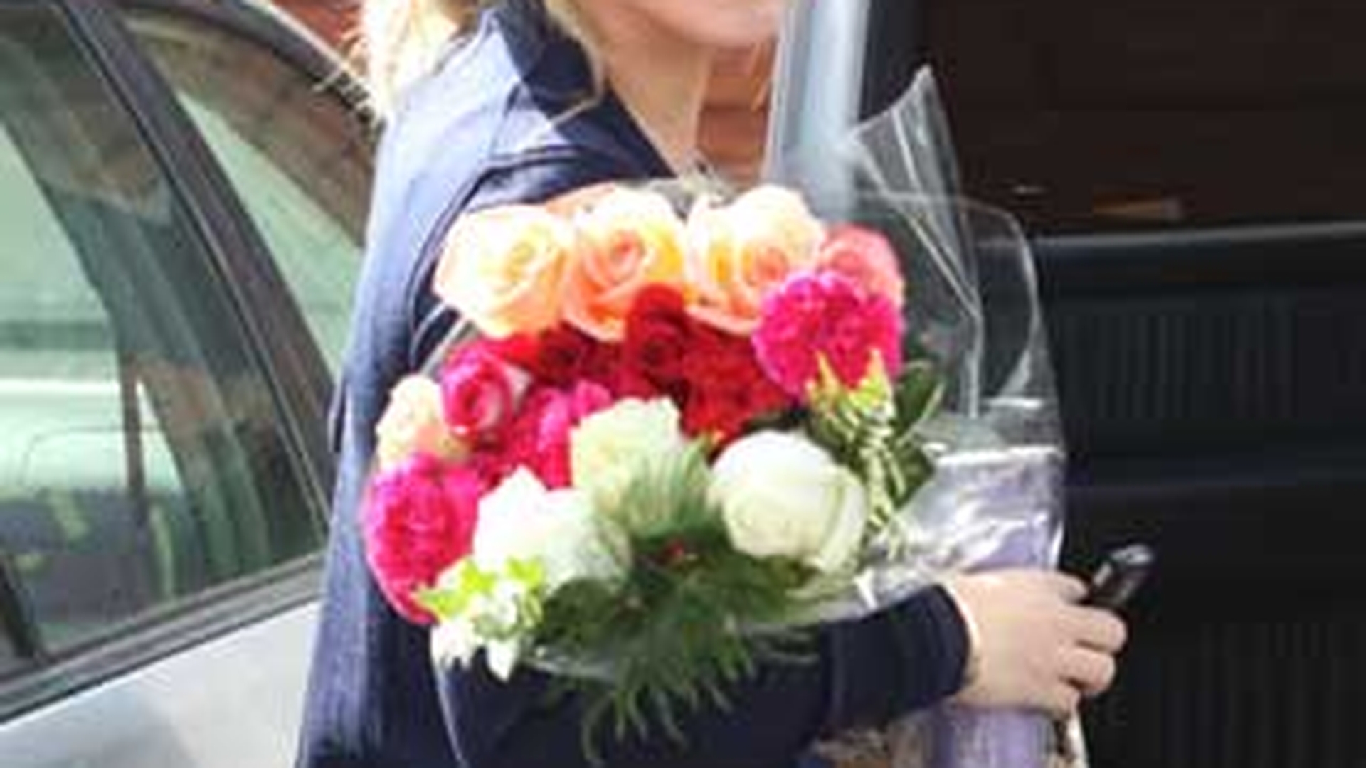 Un paparazzo a asteptat-o cu flori pe Hilary Duff
