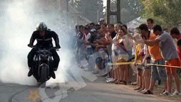 Motociclistii au transformat in show pomenirea unui prieten de-al lor, decedat intr-un accident moto! Comemorare prin cascadorii