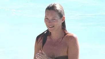 Imaginile pe care toată lumea le astepta! Kate Moss, fotografiată in sânii goi! Modelul s-a ingrăsat si si-a pierdut strălucirea