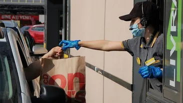 McDonald's România a făcut anunțul oficial. Ce se întâmplă dacă nu primești comanda în 90 de secunde, la drive-thru