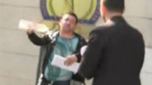 Protest extrem în Capitală! n bărbat şi-a turnat benzină pe el şi a ameninţat că-şi dă foc