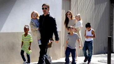 Vrea o familie cât o echipă de fotbal! Angelina Jolie îşi doreşte să adopte un copil chinez şi să se mute definitiv în China