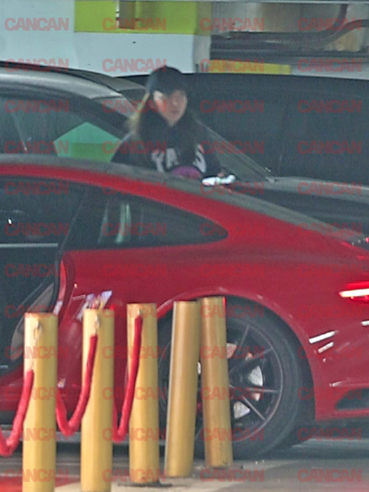 Avem imaginile! Simona Halep a fost cu șoferul la mall, dar nu a părut în apele ei, după ce a coborât din superbul Porsche Carrera 4. Foto: CANCAN.RO