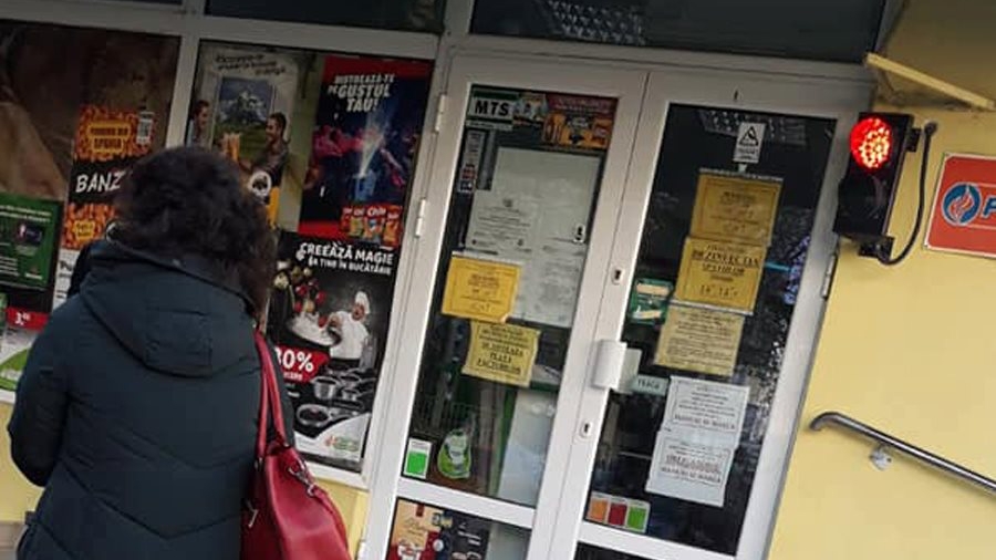 Nu e banc! O farmacie din Iași a montat un semafor la intrare. Care e motivul