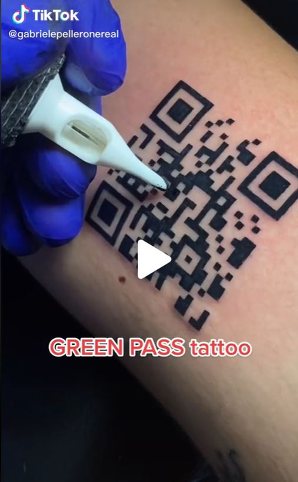Un tânăr și-a tatuat un cod QR pe mână și a intrat într-un lanț celebru de fast-food! S-a apropiat de tejghea, iar angajații au rămas șocați când l-au scanat