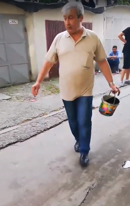 Așa ceva nu s-a mai văzut! Cum s-a răzbunat un pensionar din Bacău pe copiii gălăgioși din spatele blocului