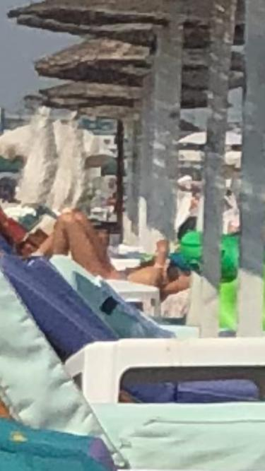 Regina R&B-ului, surprinsă pe plaja din Mamaia! Artista le dă clasă puștoaicelor