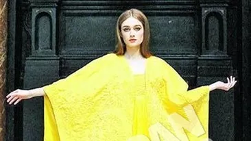 La 16 ani, romanca Bianca Gavrilas a facut furori la Londra! A pozat in rochia facuta din firele a 1.200.000 de paianjeni