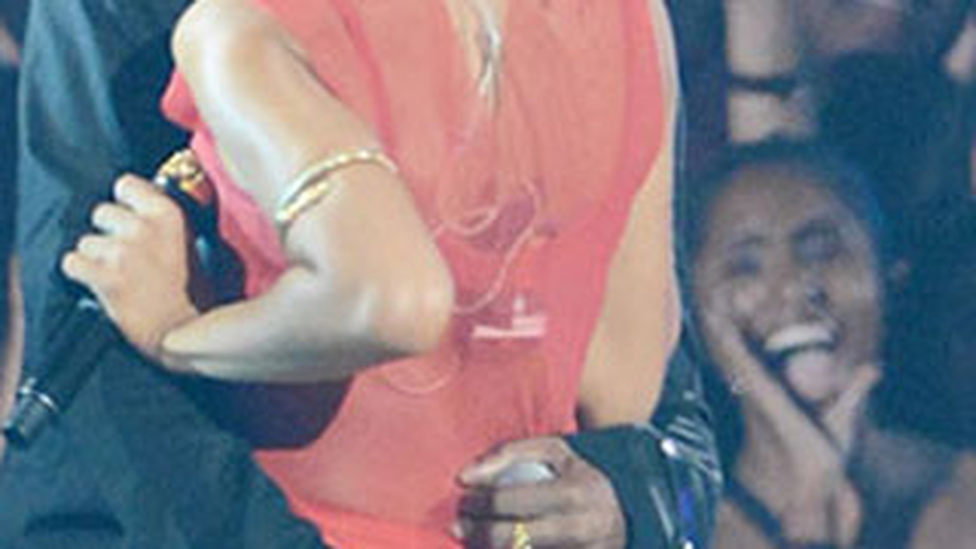 Pune mana pe Rihanna si-ti merge bine tot anul! Mai multe staruri au luat-o la... pipait pe celebra cantareata la Premiile VMA