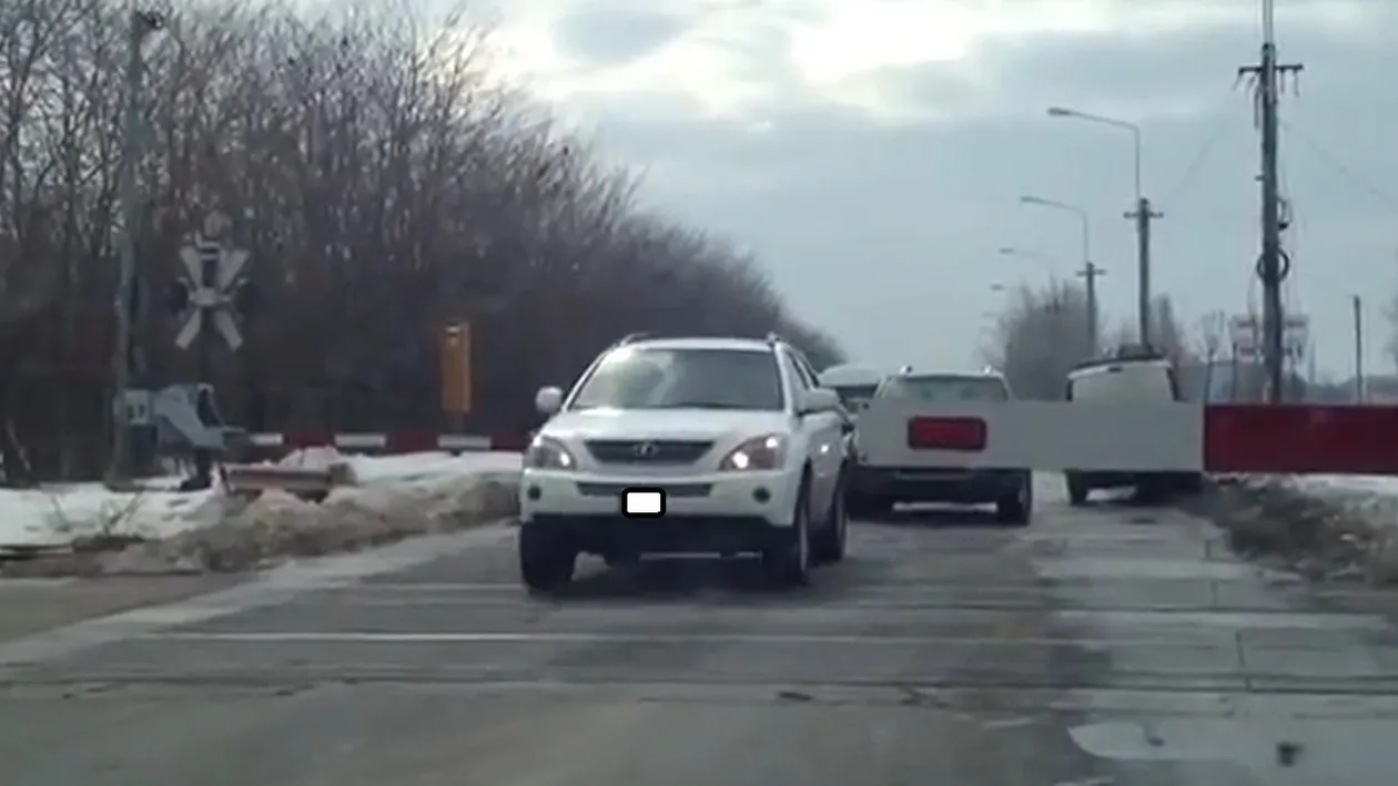 Afla cate trenuri trec zilnic peste trecerea la nivel cu cale ferata de la Petricani!