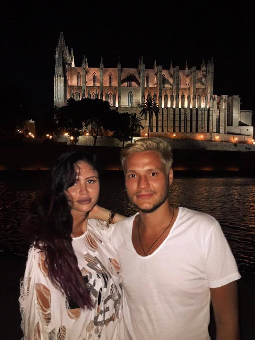 Mirii, într-una din excursiile lor prin locuri exotice