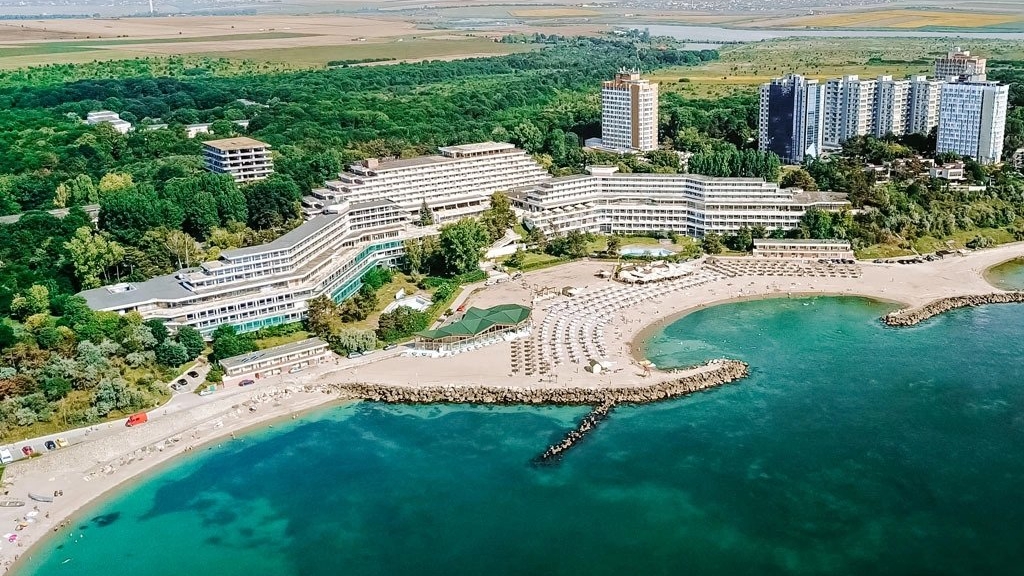 Litoralul românesc, gol în plin sezon estival! Proprietarii disperaţi încep să își scoată hotelurile și terasele la vânzare