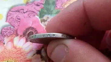 Români, dacă o aveți acasă, vă îmbogățiți! Moneda din 2002 pe care colecționarii oferă 1.000 de euro acum, în 2022