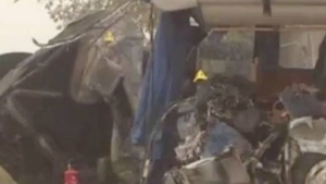 Autobuz şcolar, spulberat de un camion! O persoană a murit şi doi copii au fost grav răniţi
