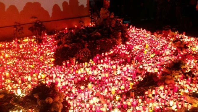 Numeroase persoane au aprins lumânări la locul tragediei după teribilul incendiu