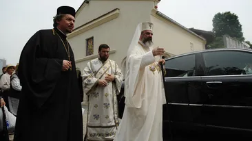 SMURD-ul chemat pentru Patriarhul Daniel! I s-a facut rau la o biserica din Mizil