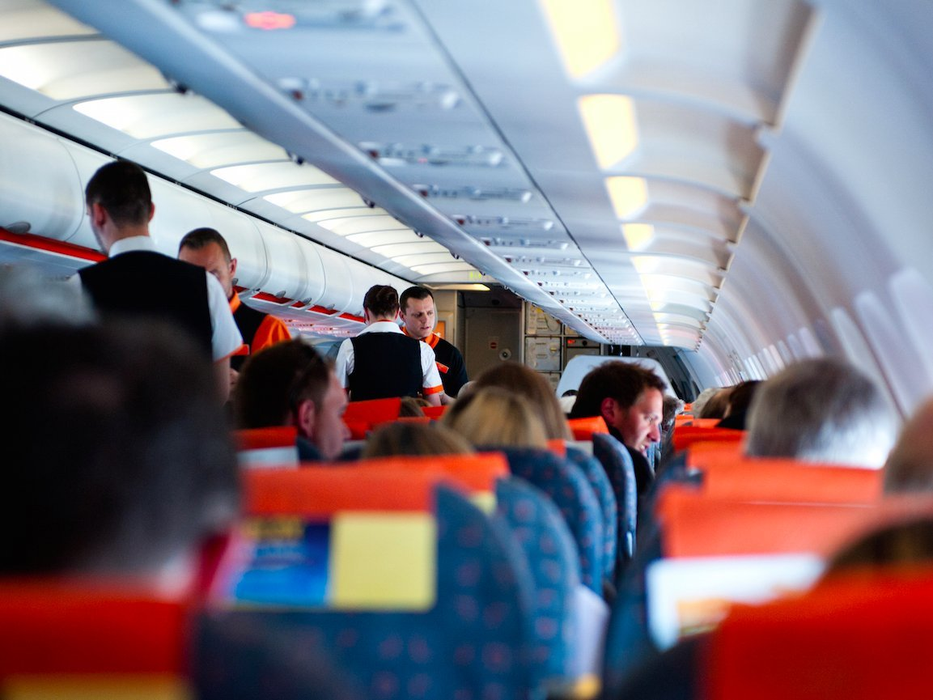 A filmat un moment şocant, chiar înainte ca avionul să decoleze! Ce făcea de fapt un tehnician care fusese chemat să repare motorul