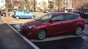 VIDEO. Fenomenul "Dorel" lovește la Craiova. Au asfaltat o parcare în jurul mașinilor