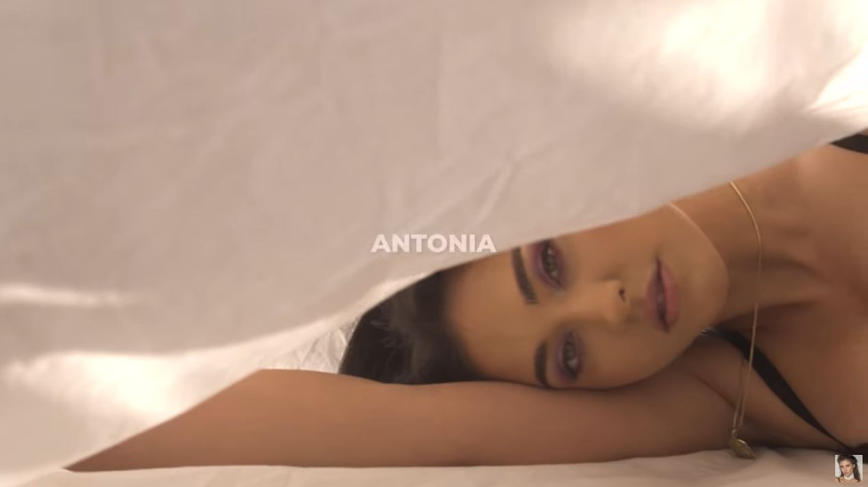 Antonia, în lenjerie intimă sexy în clipul celei mai noi piese, “Muți”: “#1 trending scrie pe ea”. Toate imaginile s-au filmat în vila sa de lux