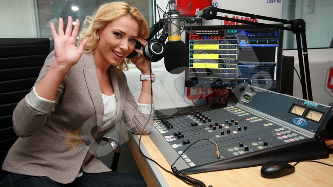 Iulia Vantur s-a apucat de cantat! Interpreteaza o melodie a lui Holograf!