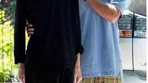 Steve Jobs distrus de cancer! Uite cum arata desfigurat de boala si imbracat intr-o ROCHIE neagra