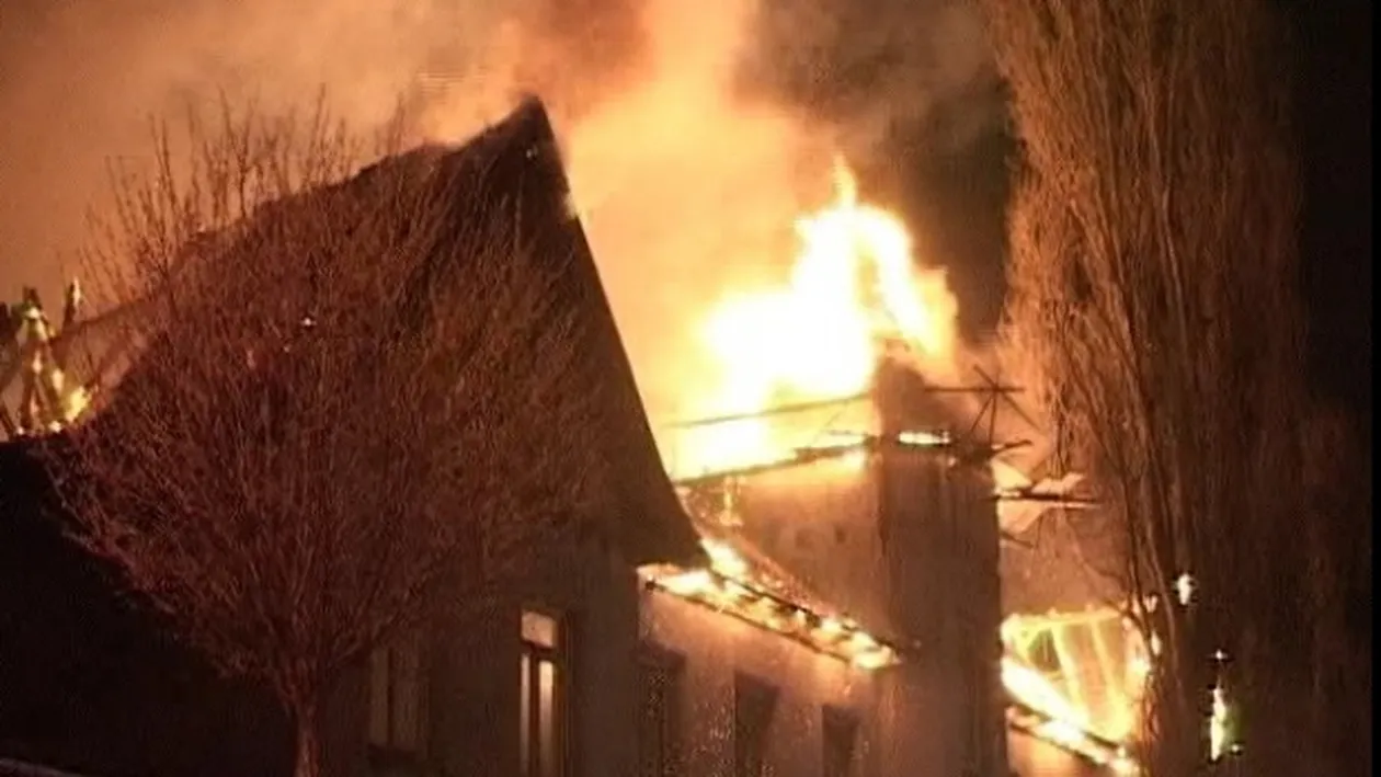 Două incendii puternice au mistuit case în judeţul Vaslui. Bilanțul victimelor e dramatic