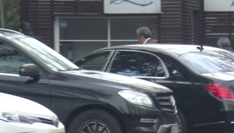 Nicolae Badea se îndreaptă spre o clădire