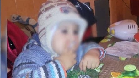 Imaginea socanta care ii scandalizeaza pe cei de la Protectia Copilului! Un micut fumeaza si se lasa fotografiat de parinti