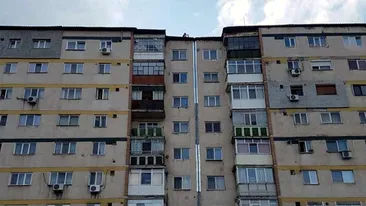 O fată de 13 ani din Târgoviște s-a aruncat de la etaj după o ceartă cu părinții. Totul a plecat de la telefonul mobil