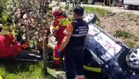 Accident grav! Mașina s-a răsturnat și o femeie a rămas blocată în interior