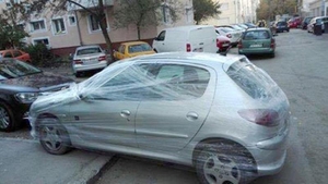 Cea mai dură pedeapsă primită de un şofer care a parcat neregulamentar. Ce i-au făcut vecinii la maşină