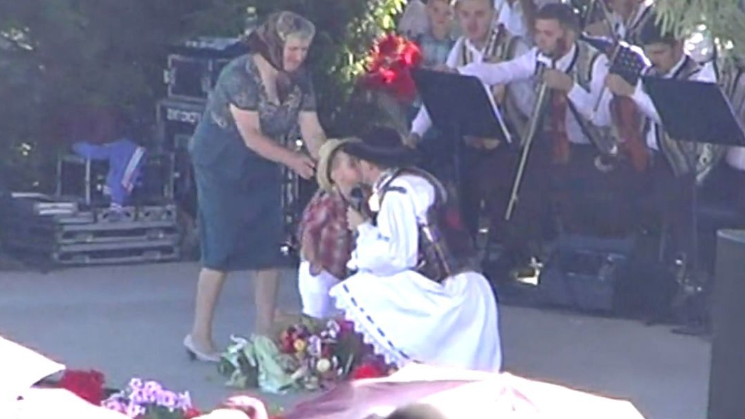 Incredibil! Deşi este anchetat pentru corupere de minori, Cristian Pomohaci a pupat pe gură copii la ultimul său concert!