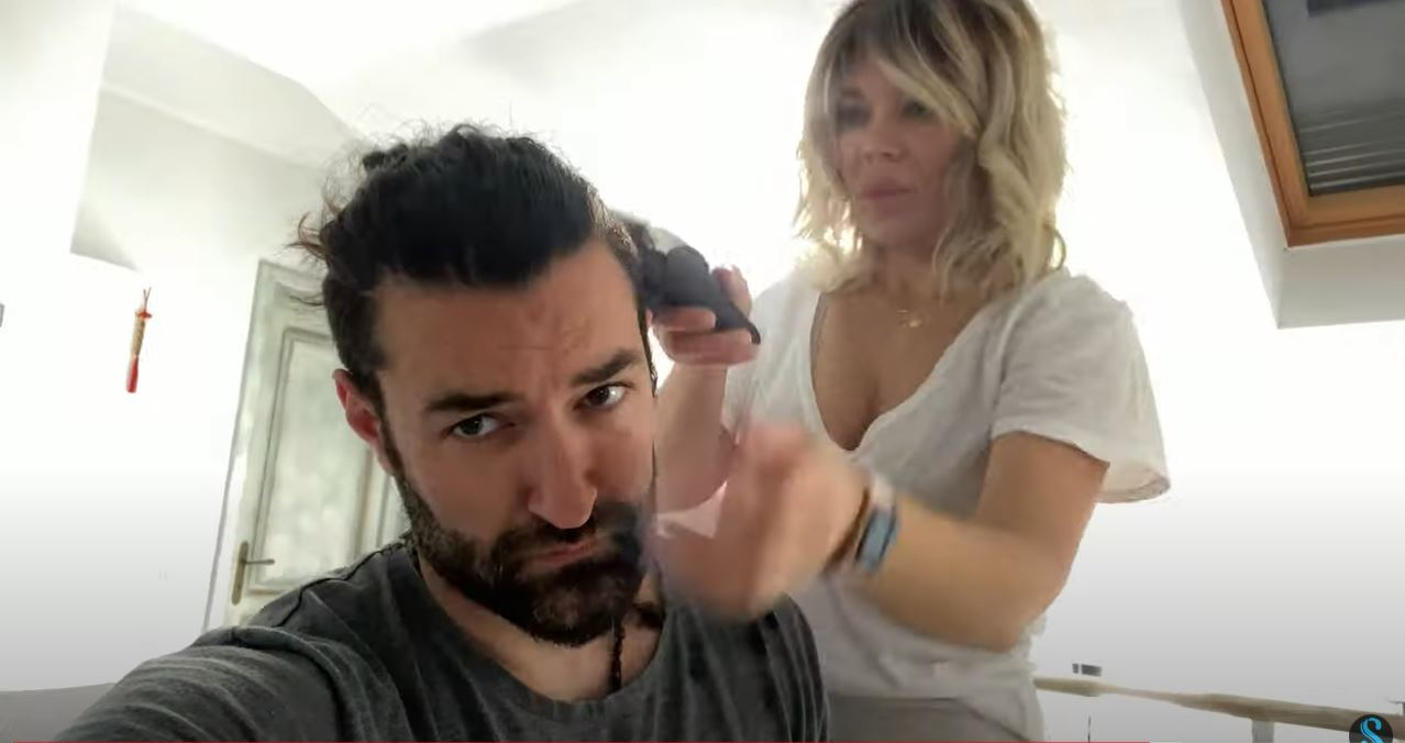 Gina Pistol și Smiley, fotografiați în ipostare tandre! Prezentatoarea de la Antena 1 l-a pipăit într-o zonă intimă pe artist în timp ce erau la o petrecere