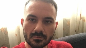 El este fostul șot al sinucigașei din Timișoara. Alex a venit în țară să-și înmormânteze copiii și soția